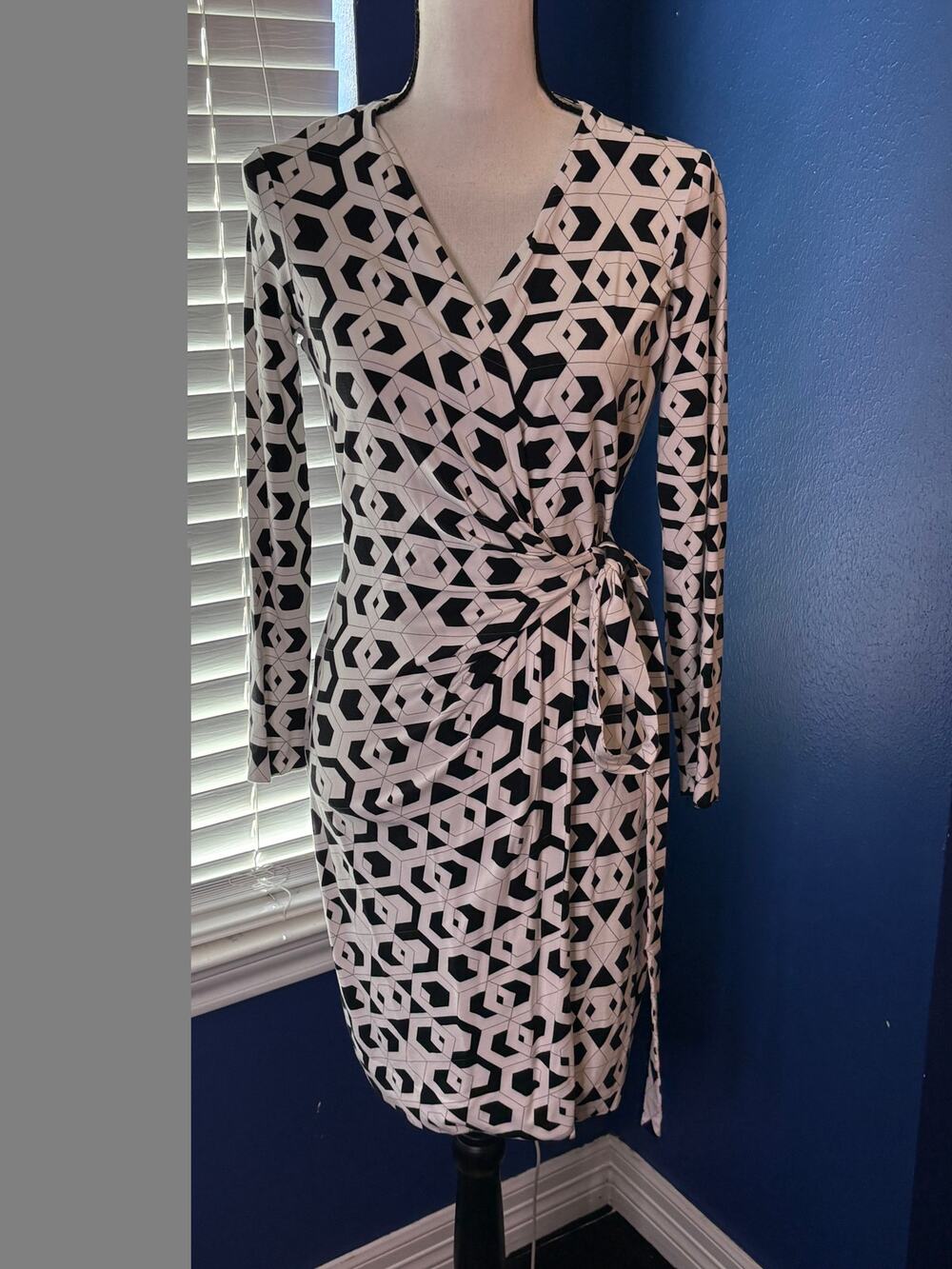 Diane von Furstenberg Iconic Wrap Dress — Size 0 — Geometric Print, EUC